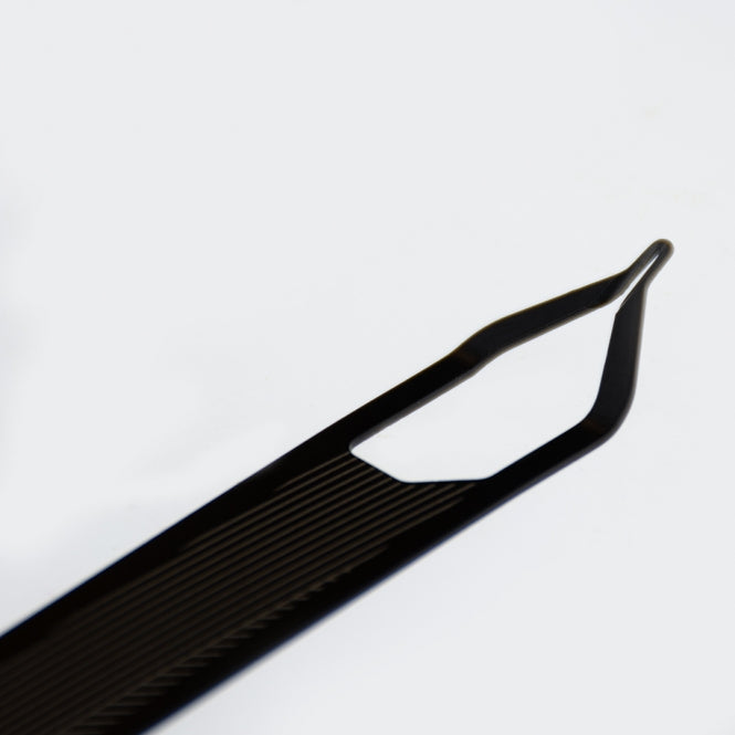 EBI Noir Japandi Zeckenentferner — Detail Edelstahl-Spitze