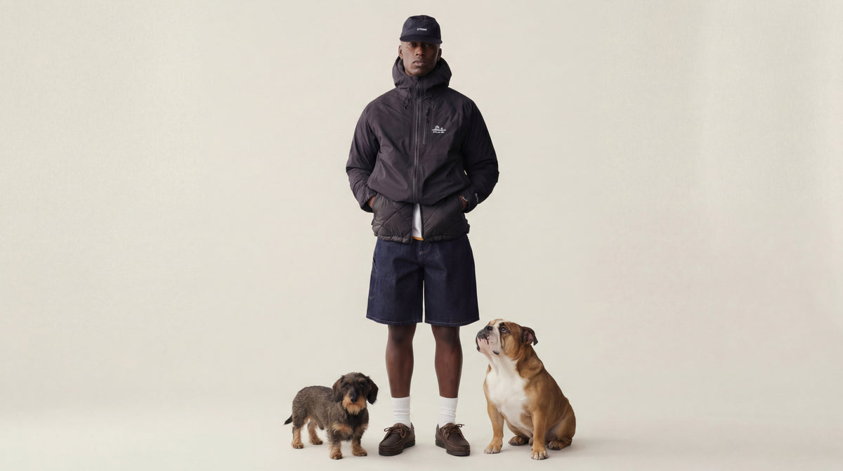 Person mit Dackel und Bulldog auf der Startseite von Dogs Supreme, hochwertige Hundeaccessoires aus Frankfurt.