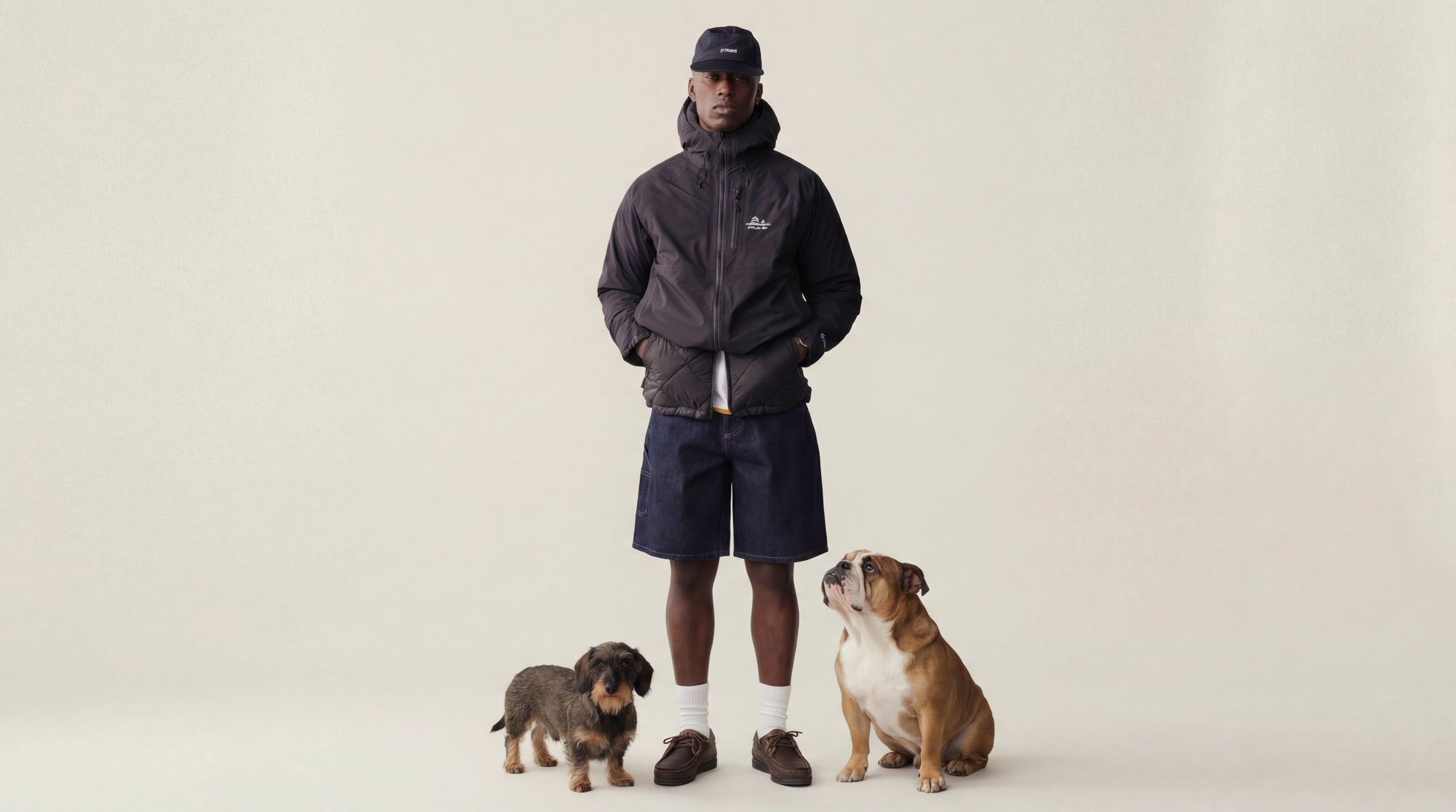 Person mit Dackel und Bulldog auf der Startseite von Dogs Supreme, hochwertige Hundeaccessoires aus Frankfurt.