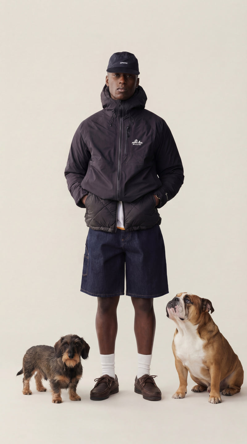 Person mit Dackel und Bulldog auf der Startseite von Dogs Supreme, hochwertige Hundeaccessoires aus Frankfurt.