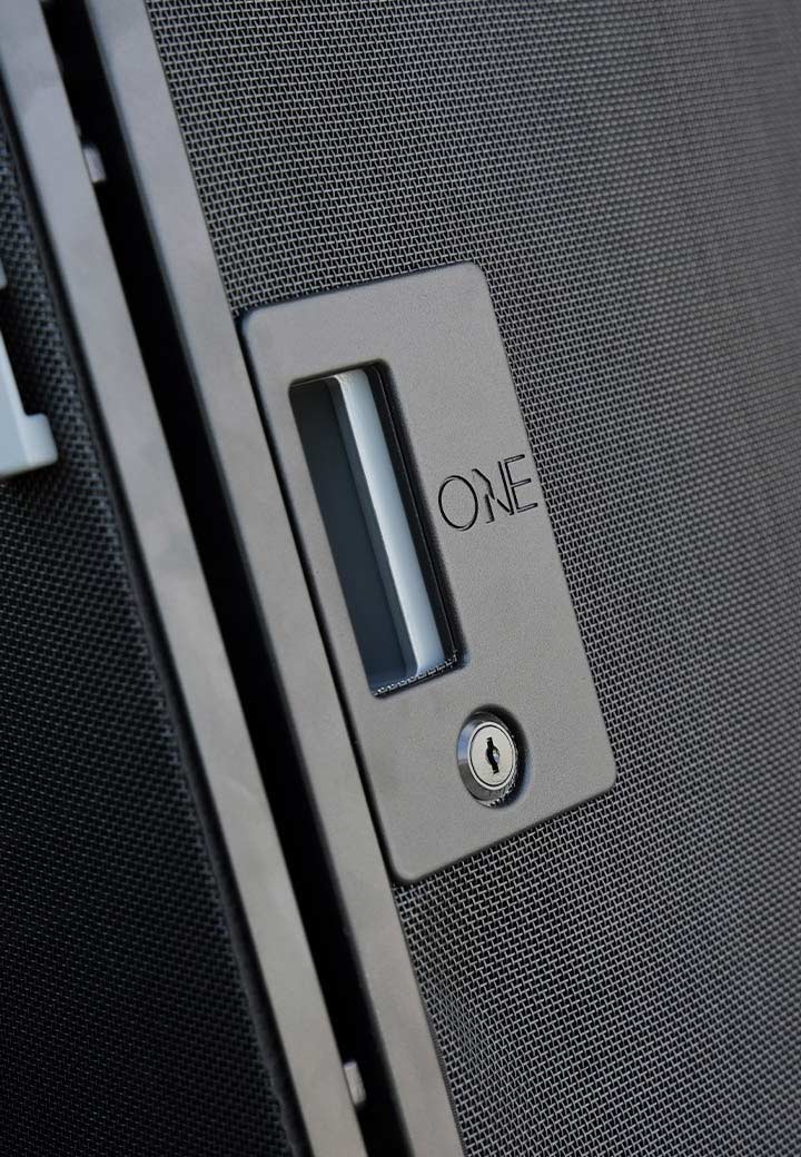 Detailaufnahme des Schlosses und Tragegriffs der FlexBox Pro Hunde-Transportbox – für maximale Sicherheit unterwegs.