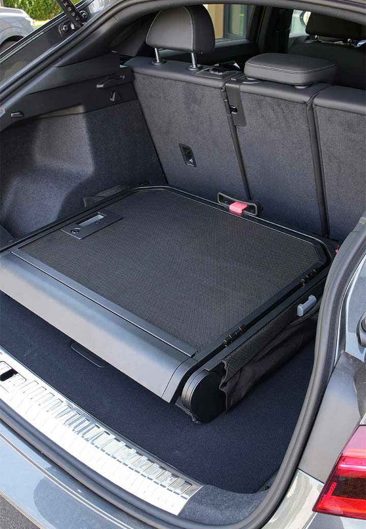 Die FlexBox Pro Transportbox zusammengefaltet im Kofferraum – platzsparend und ideal für unterwegs.